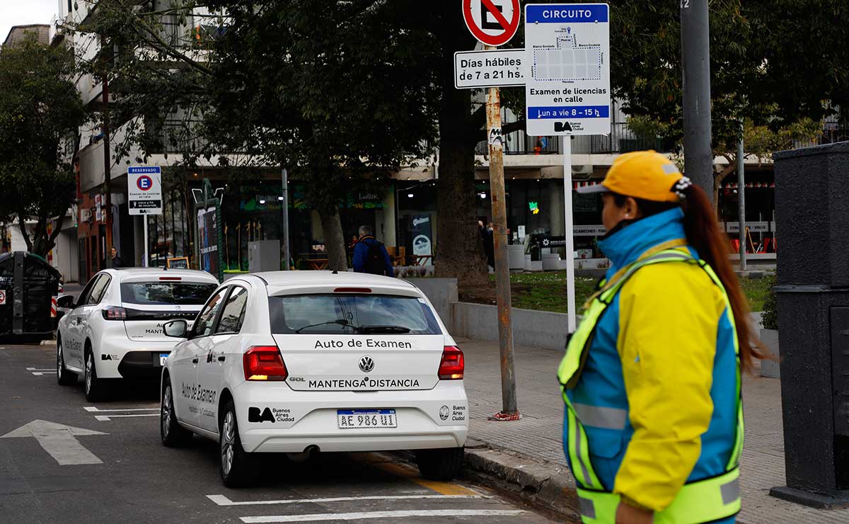 Autos de examen del Gobierno de la Ciudad en el circuito de examen de licencias en la vía pública de CABA
